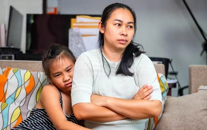 Điều ĐẦU TIÊN bố mẹ làm khi bước vào nhà có thể ảnh hưởng cực lớn đến cuộc đời con!