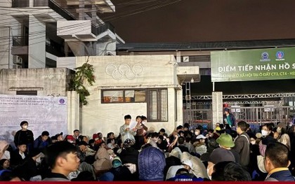 Vật vã thức xuyên đêm chờ nộp hồ sơ mua nhà xã hội ở Hà Nội