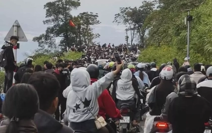 Hơn 13.000 người đổ xô tới Ba Vì ngắm hoa dã quỳ trong buổi sáng, ùn tắc kéo dài