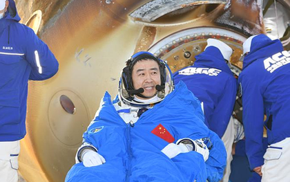 Trở về Trái đất sau 204 ngày ở ngoài vũ trụ rồi mắc kẹt vì 1 mảnh rác, phi hành gia thốt lên 3 câu đáng suy ngẫm