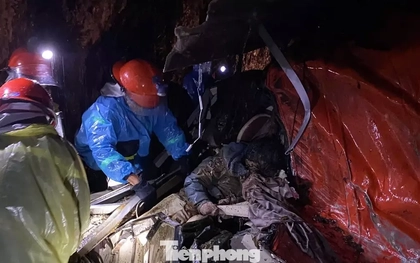 Vụ sạt lở vùi xe khách khiến 22 người thương vong: Cứu hộ phải đi bộ ven rừng tiếp cận