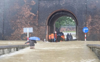 Vì sao miền Trung lại mưa lớn, có vượt kỷ lục của đợt mưa hồi cuối tháng 10?