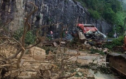 Sạt lở đè bẹp xe khách tại đèo Khánh Lê: Đưa 2 thi thể cuối cùng ra khỏi xe