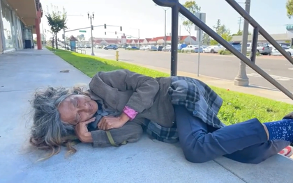 Tuổi 62 sống lang thang ngoài đường của nữ ca sĩ là mỹ nhân đình đám một thời