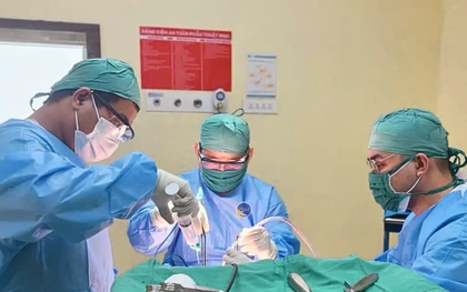 Bánh xe cuốn tà áo dài, nữ sinh bị đập đầu xuống đường nứt hộp sọ