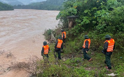 100 người tìm kiếm tài xế xe đầu kéo vượt rào chắn bị lũ cuốn mất tích