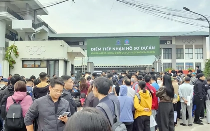 Công nhân xếp hàng xuyên đêm tìm giấc mơ 'an cư lạc nghiệp'