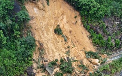 Nổ nìn phá điểm sạt lở mới gần nơi xe khách bị đè bẹp trên đèo Khánh Lê