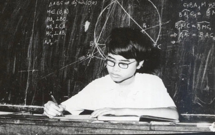 Bức ảnh đen trắng tưởng bình thường nhưng hé lộ cậu bé 15 tuổi từng khiến cả Việt Nam ngỡ ngàng, U60 giới học thuật vẫn nể khi nhắc tên