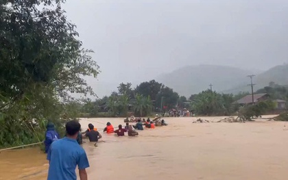 CLIP: Căng dây thừng qua sông sơ tán hàng trăm người dân khỏi vùng nguy hiểm