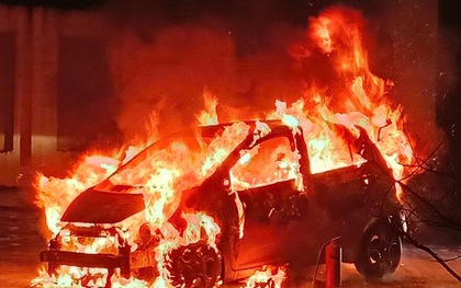 VIDEO: Chiếc xe 4 chỗ bốc cháy dữ dội vào đúng giờ tan tầm