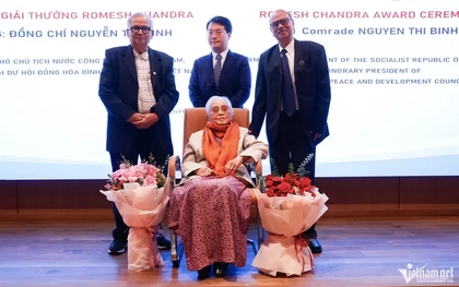 Nguyên Phó Chủ tịch nước Nguyễn Thị Bình nhận Giải thưởng Hòa bình Romesh Chandra