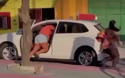Bắt quả tang chồng ngoại tình, vợ chặn xe gây náo loạn trên phố