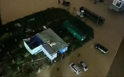 Lũ dâng gần 2m, trung tâm Gia Lai hỗn loạn