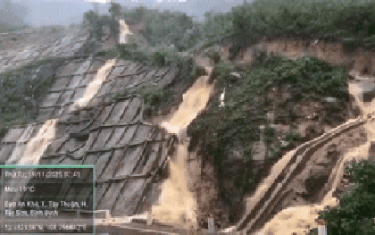 Clip dòng chảy xiết đổ xuống lòng đường khu vực đèo An Khê: Chính thức cấm các phương tiện lưu thông