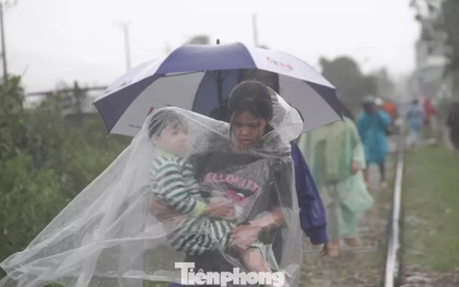 Nước lũ có nơi ngập 2m, người dân Quy Nhơn lên đường ray tìm nơi trú nạn