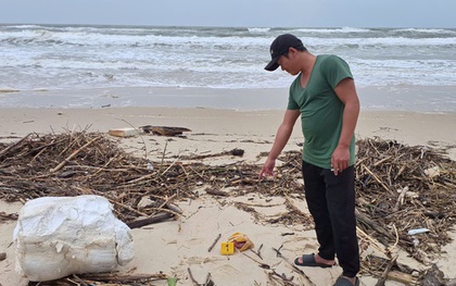 Phát hiện nhiều túi nylon nghi chứa ma tuý dạt vào bờ biển Quảng Trị