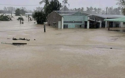 Nhà dân ven sông Ba ở Đắk Lắk bị cô lập hoàn toàn, em bé co ro trên mái nhà