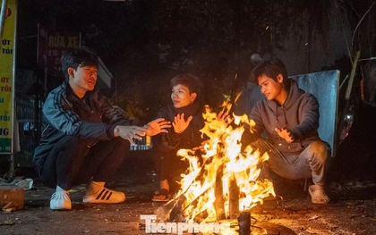 Người Hà Nội đốt lửa sưởi ấm trong đêm lạnh 12 độ C