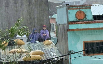 Dân vùng mưa lũ Gia Lai co ro trên mái nhà, lực lượng chức năng xuyên đêm cứu hộ