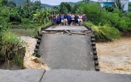 Sập cầu dân sinh ở Quảng Ngãi, cả người và xe máy rơi xuống nước