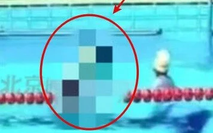 Bố và con gái cùng đến bể bơi, 1 lúc sau thì chuyện không ngờ xảy ra, camera tiết lộ cảnh tượng đáng sợ