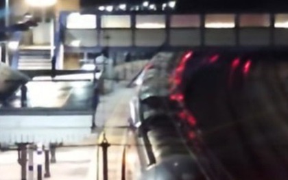 Đâm dao như “phim kinh dị” trên tàu hỏa Anh, nhiều người giẫm đạp nhau bỏ chạy