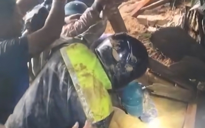 Sạt lở vùi lấp 6 căn nhà, công an giải cứu người đàn ông trong đống bùn lầy