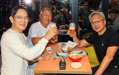 3 tỷ phú Nvidia, Samsung, Hyundai rủ nhau ăn gà rán bình dân khiến cổ phiếu tăng kịch trần 30%