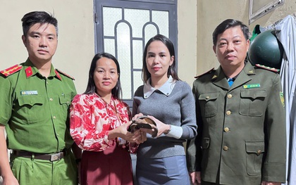 Thấy con vật bò lổm ngổm trước sân, người dân bắt giữ rồi lập tức trình báo