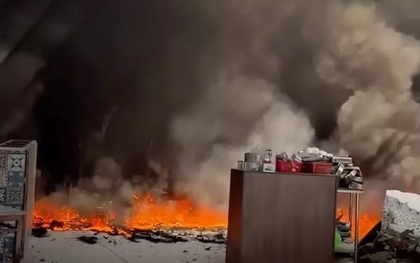 Hà Nội: Khói đen cuồn cuộn sau tiếng nổ trong khu ẩm thực gần cầu Long Biên