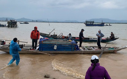 Lật thuyền trên sông Gianh: Vợ bơi được vào bờ, chồng mất tích