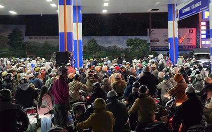 Người dân Đà Lạt ùn ùn đi đổ xăng trong đêm