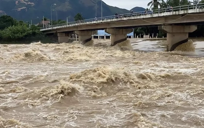 Nước lũ nhấn chìm trạm bơm, Nha Trang tạm dừng cấp nước diện rộng