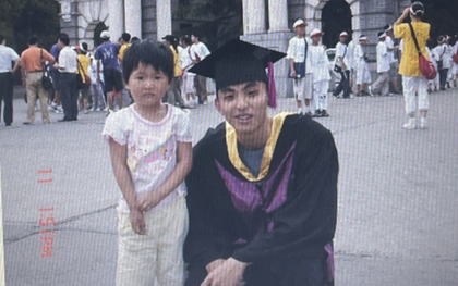 Nam sinh bị kéo vào chụp ảnh cùng cô bé năm 2005, 20 năm sau họ bất ngờ hội ngộ theo cách không ai ngờ