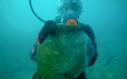 Khảo sát 4 điểm ngập nước ở hồ sâu bậc nhất hành tinh, chuyên gia sững sờ phát hiện điều không tưởng dưới đáy