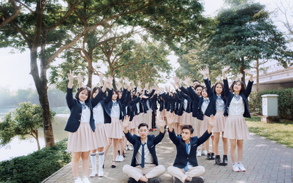 Khi học trò cũ trở về: Khoảnh khắc nhận ra "người lớn" cũng có lúc cần được chăm sóc