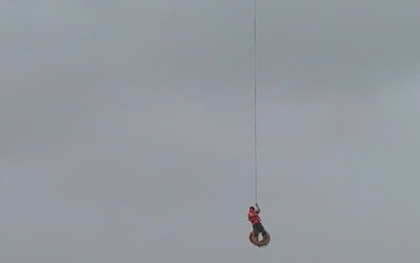 CLIP: Dùng máy bay không người lái cứu 1 người bị lật thuyền