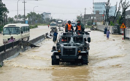 Quân đội điều xe thiết giáp tiếp tế khẩn cấp cho người dân vùng lũ bị cô lập