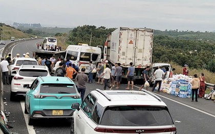 Xe chở hàng cứu trợ gặp nạn trên tuyến cao tốc Phan Thiết - Dầu Giây