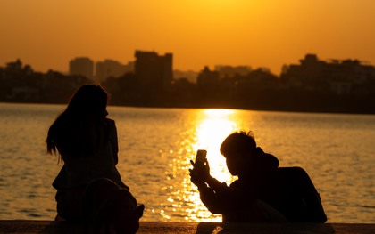 Clip: Cảnh tượng khó tin trên bầu trời Hà Nội chiều nay