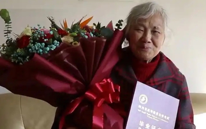 Cụ bà miệt mài đèn sách, 75 tuổi tốt nghiệp cử nhân: "Tôi không muốn nuối tiếc điều gì"