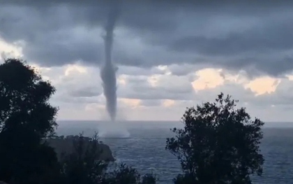 Vòi rồng khổng lồ xuất hiện trên biển khiến người dân sốc nặng