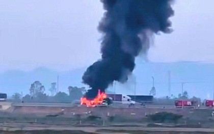 Xe giường nằm bốc cháy dữ dội trên cao tốc Bắc - Nam