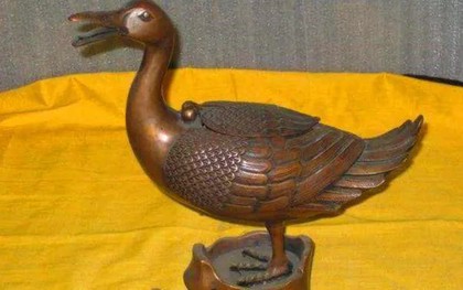 Dùng 1,3 tỷ tiền tiết kiệm của gia đình mua 1 con vịt đồ chơi, cô gái ngã khuỵ khi chuyên gia thẩm định nói: "Xin bạn hãy đứng vững"