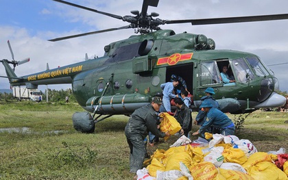 VIDEO: Không quân chở hơn 4 tấn hàng cứu trợ đồng bào khu vực lũ lụt miền Trung
