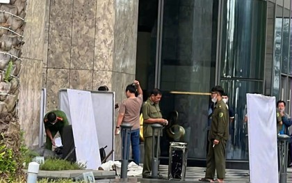 Phát hiện thi thể người đàn ông giấu trong túi ở sảnh chung cư: Truy bắt 2 nghi can