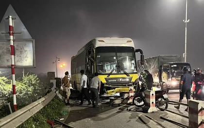 Hà Nội: Xe khách tông xe máy bốc cháy, 2 người tử vong