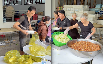 Khách Tây lặng lẽ xếp từng chiếc túi nilon, từng miếng rau của hộp cơm cứu trợ