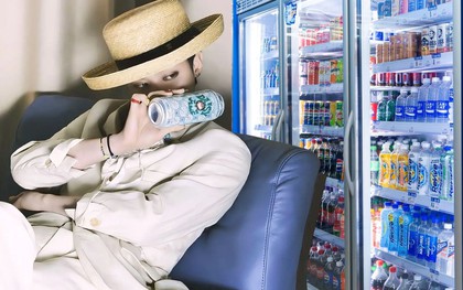 Giáo sư cơ khí là chủ nhân gần 200 bài hát bất ngờ đi bán bia hoa cúc ở cửa hàng tiện lợi?